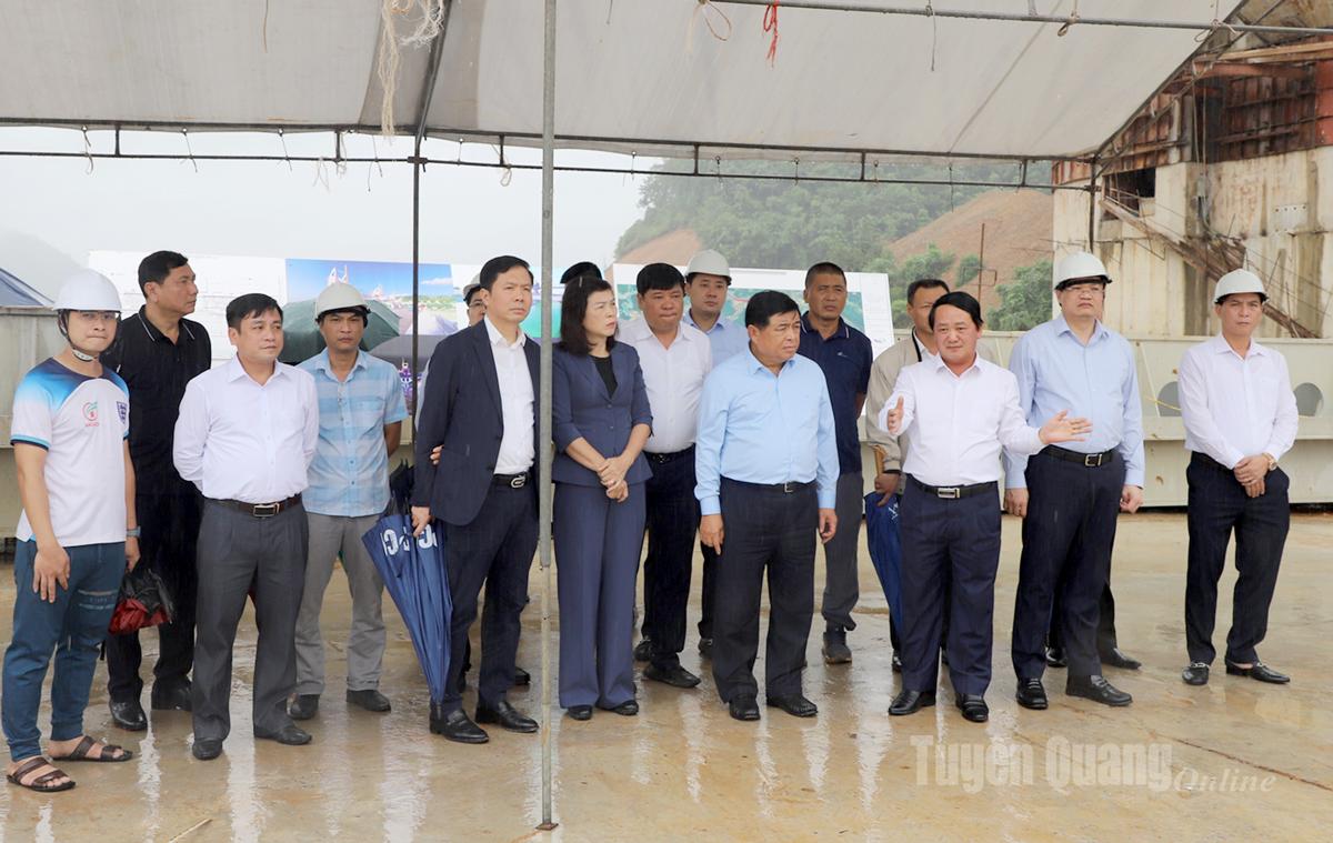 2. Phó Thủ tướng Chính phủ Nguyễn Chí Dũng kiểm tra dòng chảy vùng hạ lưu đập dâng nước