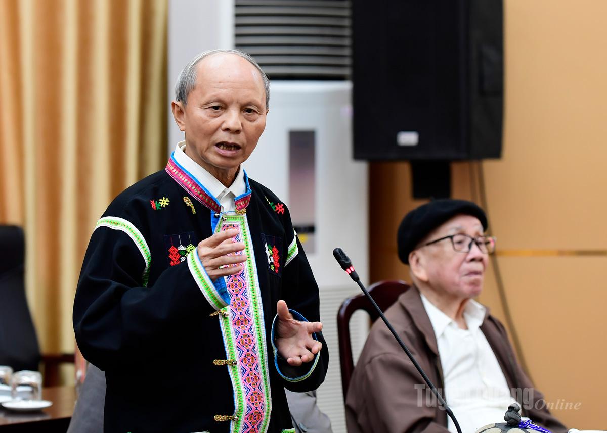 Đại biểu nguyên lãnh đạo UBMTTQ Việt Nam tỉnh Tuyên Quang phát biểu tại buổi gặp mặt.