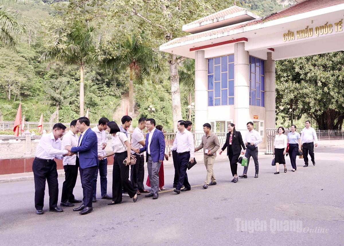 Lãnh đạo, cán bộ Sở Công thương tỉnh Tuyên Quang tiễn đoàn công tác tại Cửa khẩu quốc tế Thanh Thủy.