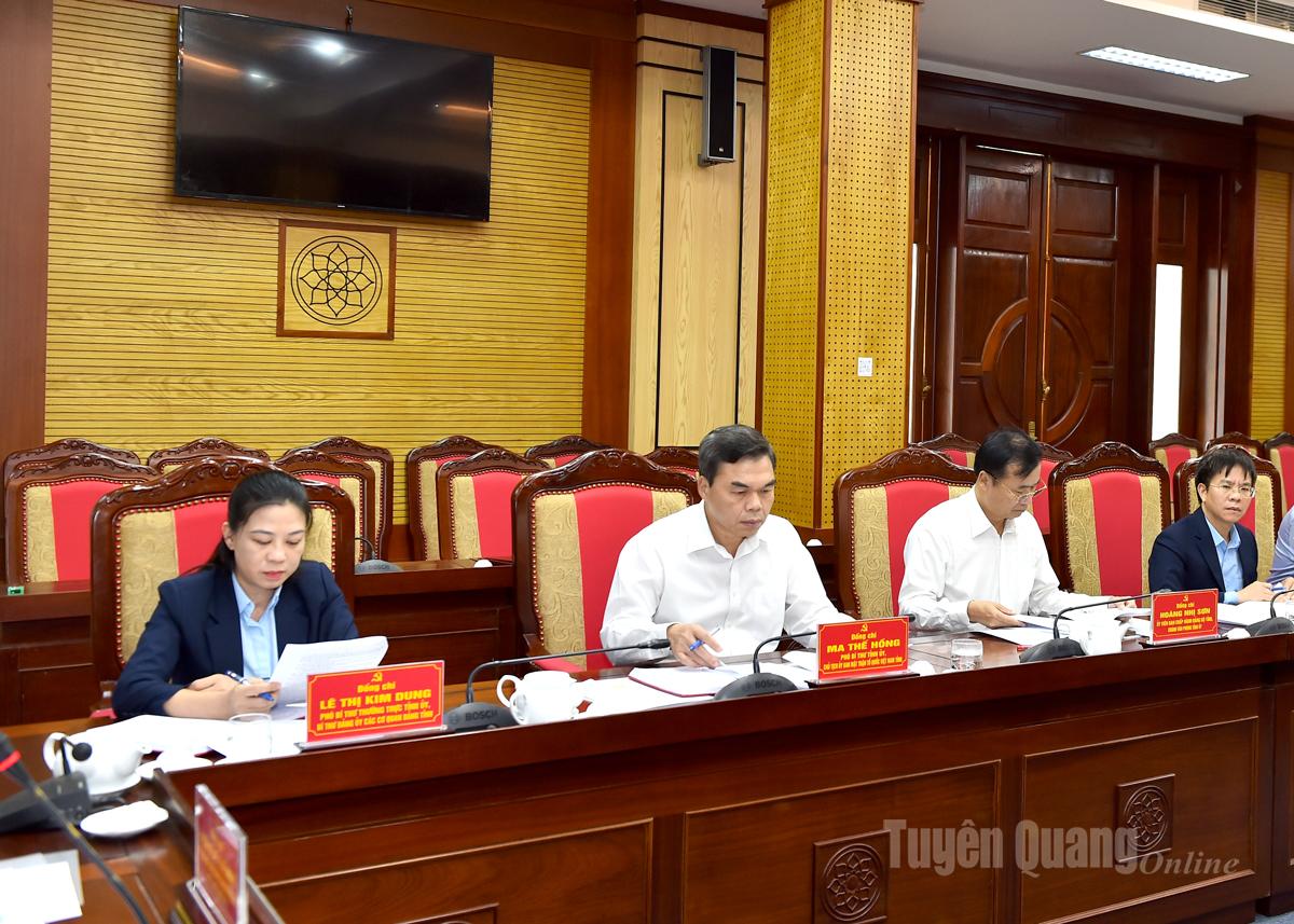 Các đồng chí Thường trực Tỉnh ủy và lãnh đạo các sở, ban, ngành dự buổi làm việc.