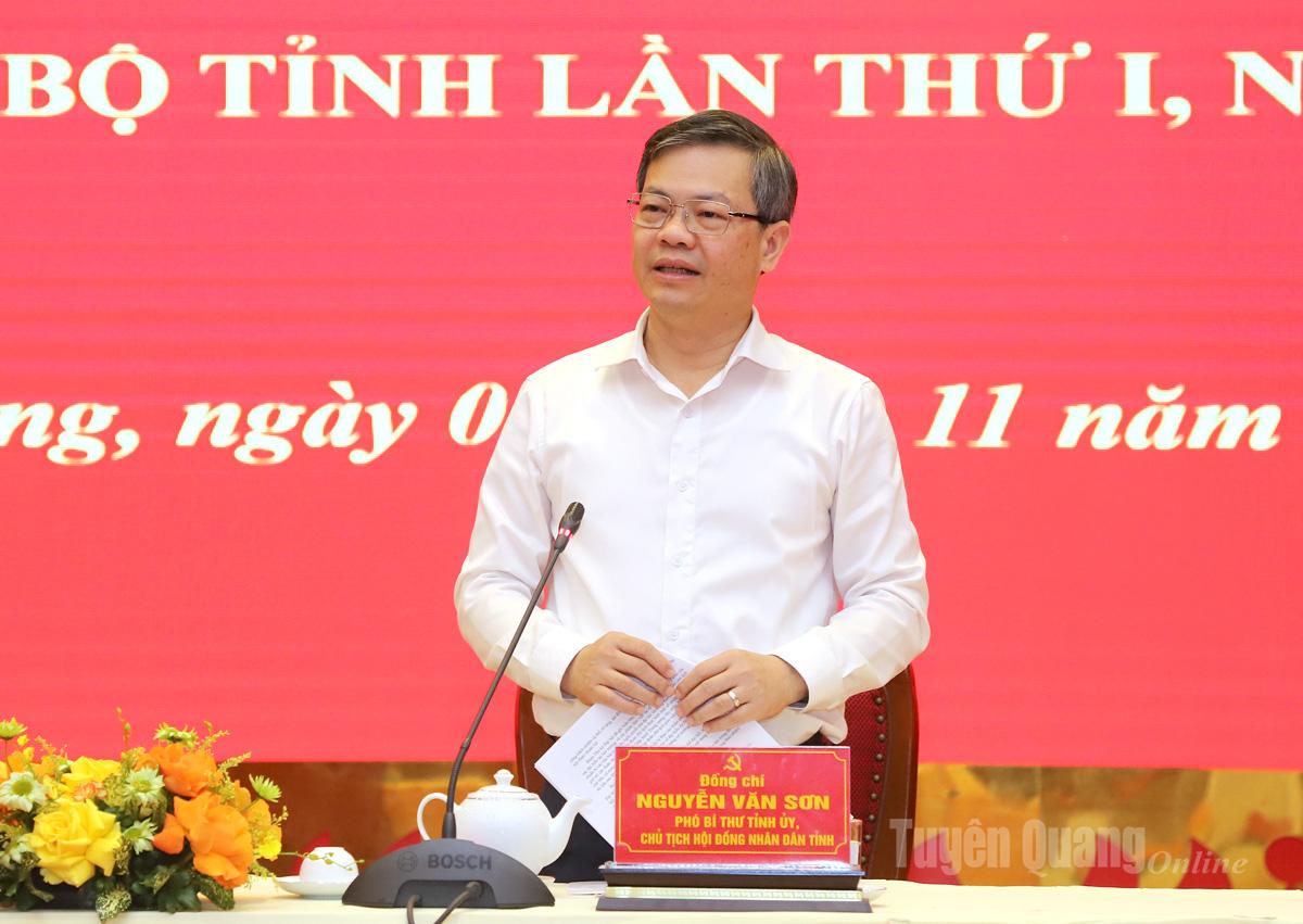 Phó Bí thư Tỉnh ủy, Chủ tịch HĐND tỉnh Nguyễn Văn Sơn thảo luận tại hội nghị.