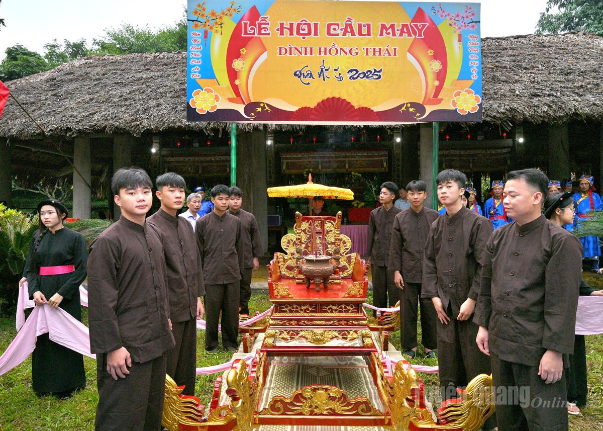 Các thanh niên trai cháng chuẩn bị rước kiệu.