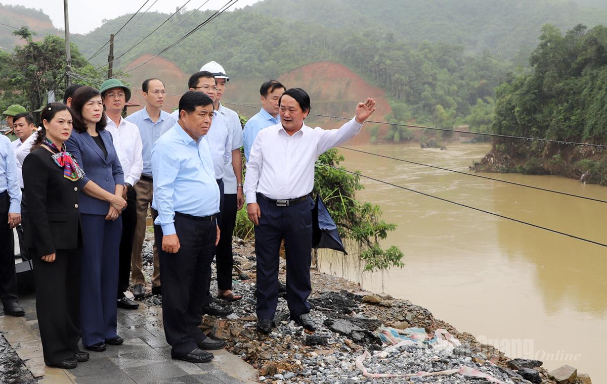 3. Phó Thủ tướng Chính phủ Nguyễn Chí Dũng kiểm tra tình hình sạt lở ta-luy âm tại Quốc lộ 2 (đoàn đầu thành phố Hà Giang cũ)