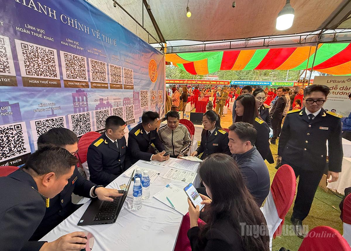 Đội Thuế cơ sở 5 hỗ trợ các hộ kinh doanh trong đợt cao điểm chuyển đổi thuế khoán.