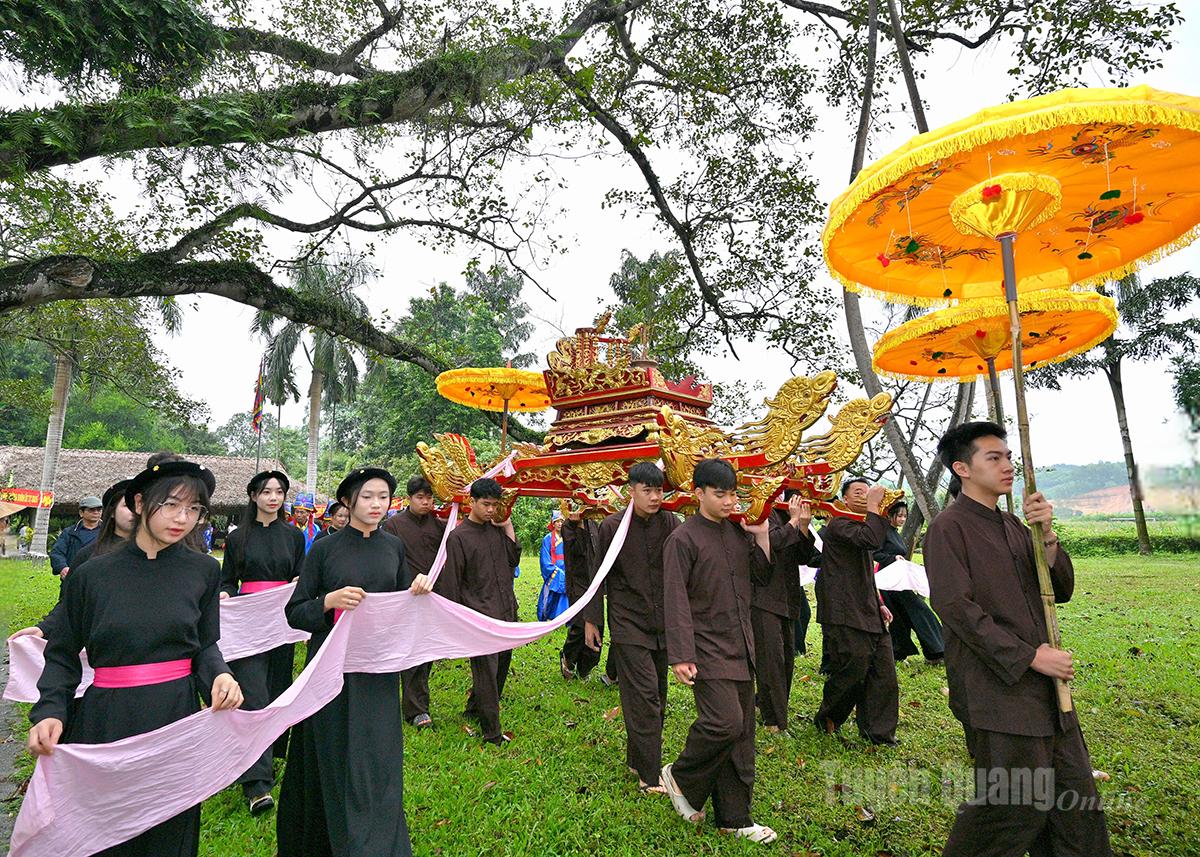 Lễ rước bắt đầu.