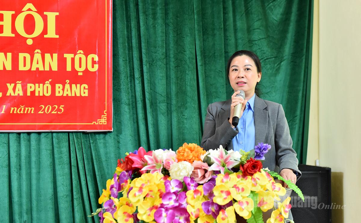 Đồng chí Lê Thị Kim Dung, Phó Bí thư Thường trực Tỉnh ủy phát biểu với bà con Khu dân cư thôn Tả Lủng