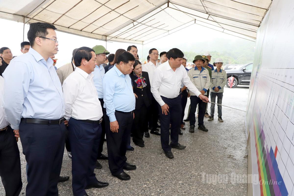4. Phó Thủ tướng Chính phủ Nguyễn Chí Dũng nghe chủ đầu tư báo cáo kết quả, tiến độ thi công Dự án Cao tốc Tuyên Quang - Hà Giang (đoạn qua tỉnh Hà Giang cũ)
