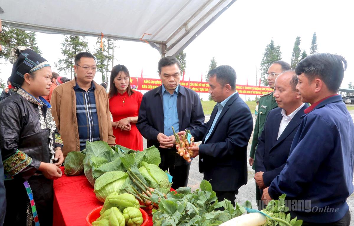 Phó Bí thư Tỉnh ủy, Chủ tịch Ủy ban MTTQ Việt Nam tỉnh Ma Thế Hồng và các đại biểu tham quan gian hàng các sản phẩm nông nghiệp của thôn.