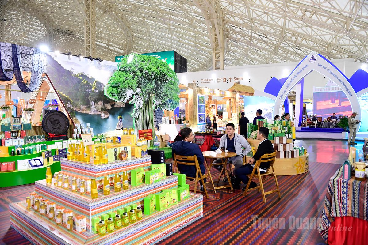  An exhibition area displayed Tuyen Quang’s distinctive agricultural products.