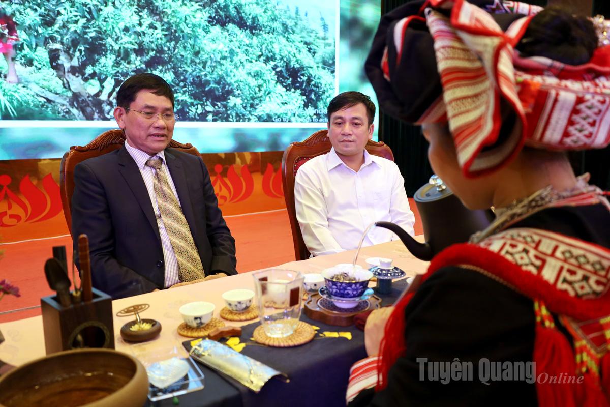 As part of the program, the Department of Agriculture and Environment and the Vietnam Tea Association held a seminar to discuss the development orientation of Tuyên Quang Shan Tuyet tea products.