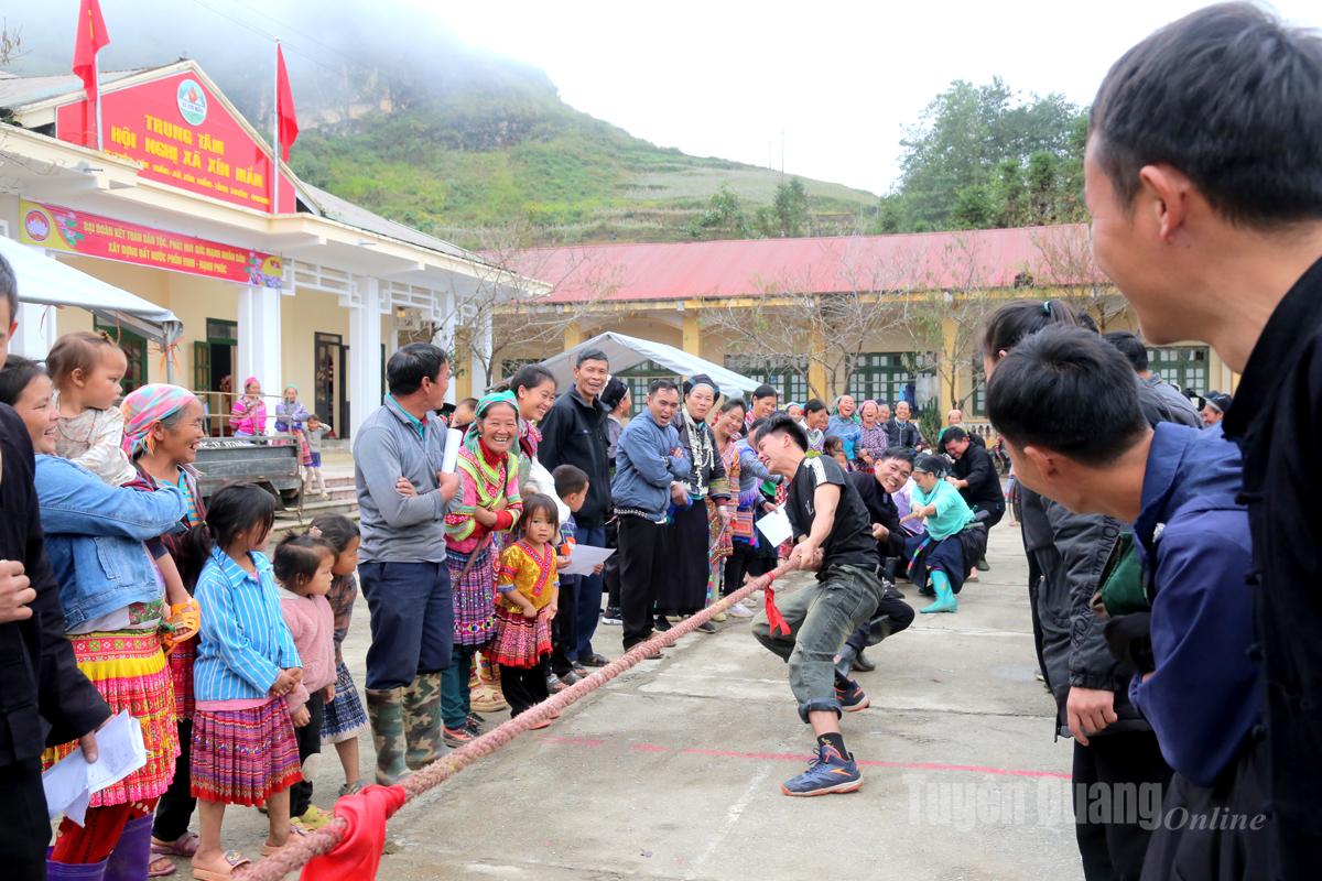 Bà con Nhân dân thôn Xín Mần vui các trò chơi dân gian tại Ngày hội.