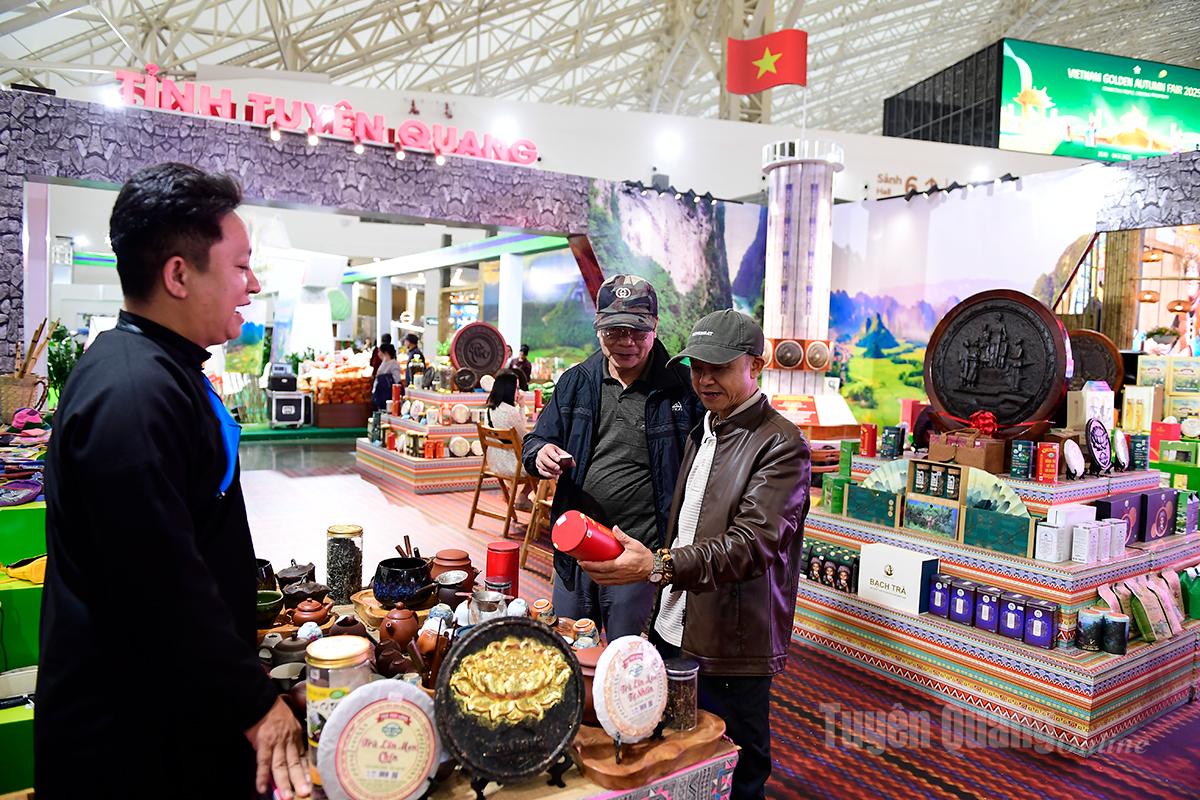 Locals and tourists are impressed by the tea-tasting space of the Tuyen Quanh booth.