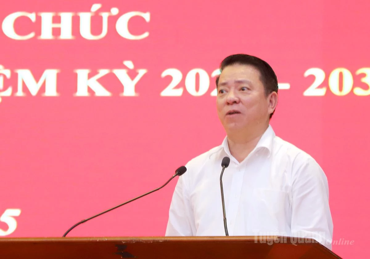 Trưởng Ban Tuyên giáo và Dân vận Tỉnh ủy Trần Mạnh Lợi thảo luận tại hội nghị.