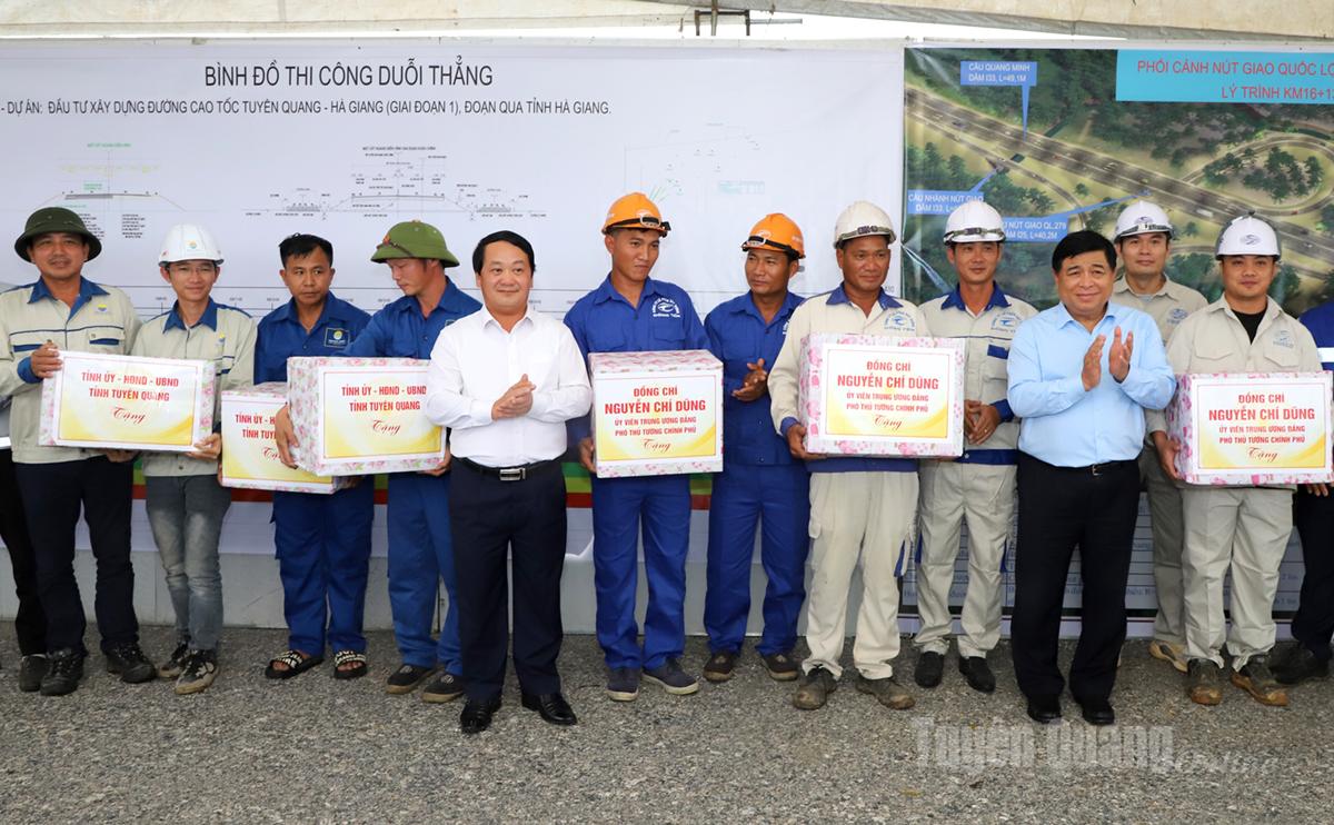 7. Phó Thủ tướng Chính phủ Nguyễn Chí Dũng và Bí thư Tỉnh ủy Hầu A Lềnh tặng quà các đơn vị thi công Dự án Cao tốc Tuyên Quang - Hà Giang