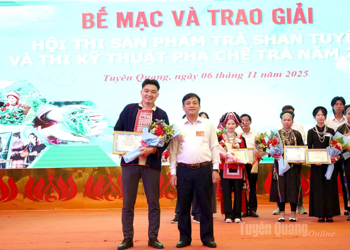 Contestant Ly Thanh Nhan from Phin Ho Tea Processing Cooperative excellently won First Prize in the tea brewing techniques category, contributing to honoring the refined essence of Tuyên Quang Shan Tuyet tea.