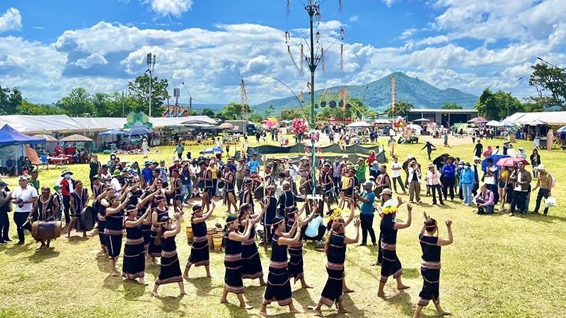 Lễ mừng lúa mới của người Gia Rai. (Ảnh: N.Thu)