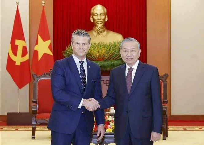 Party General Secretary To Lam (R) and US Secretary of War Pete Hegseth (Photo: VNA)