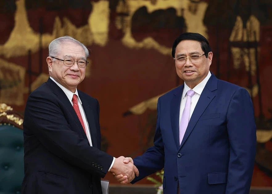 PM Pham Minh Chinh (R) and President of Japan - Viet Nam Friendship Association Nishimura Teiichi (Photo: VNA)