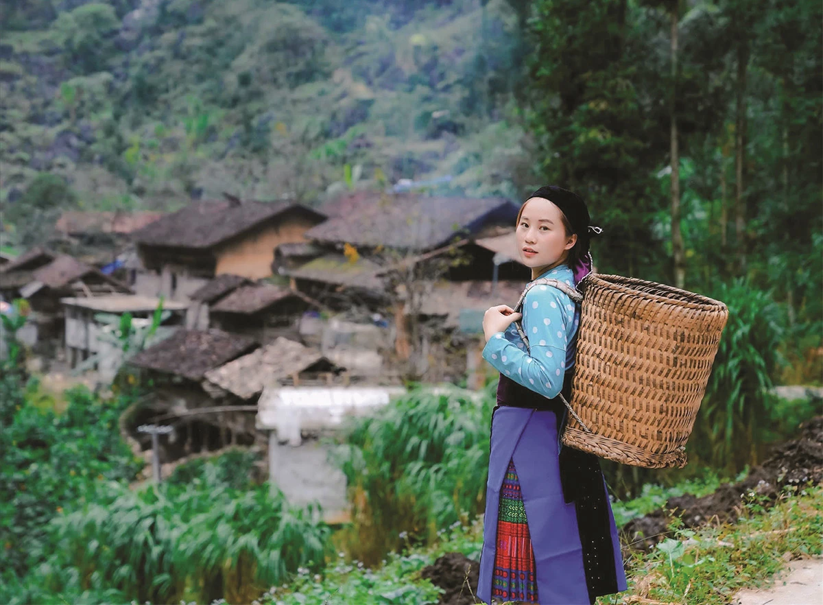 Cô gái người Mông Vàng Thị Dế đưa thổ cẩm ra thế giới.