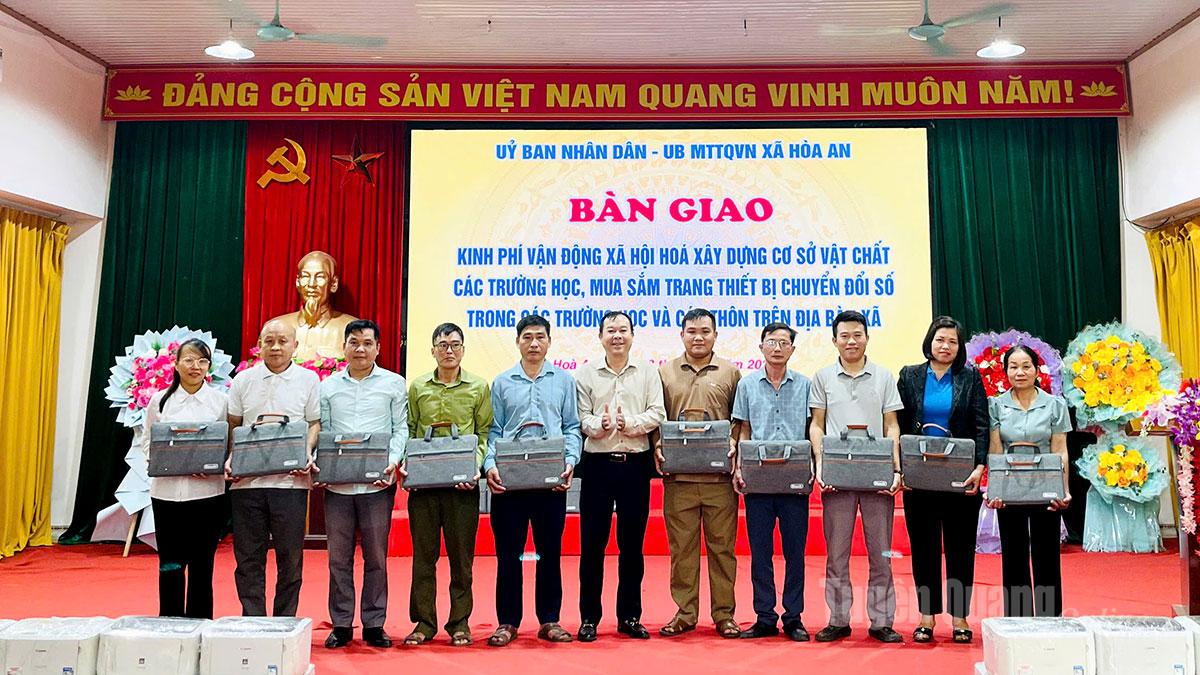 Chủ tịch UBND xã Hòa An trao tặng máy tính, máy in cho các thôn.