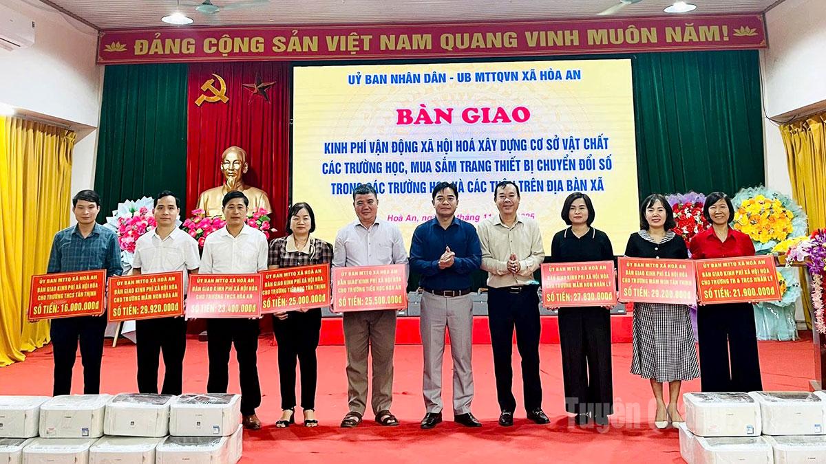 Lãnh đạo xã Hòa An bàn giao kinh phí vận động xã hội hoá xây dựng cơ sở vật chất các trường học.