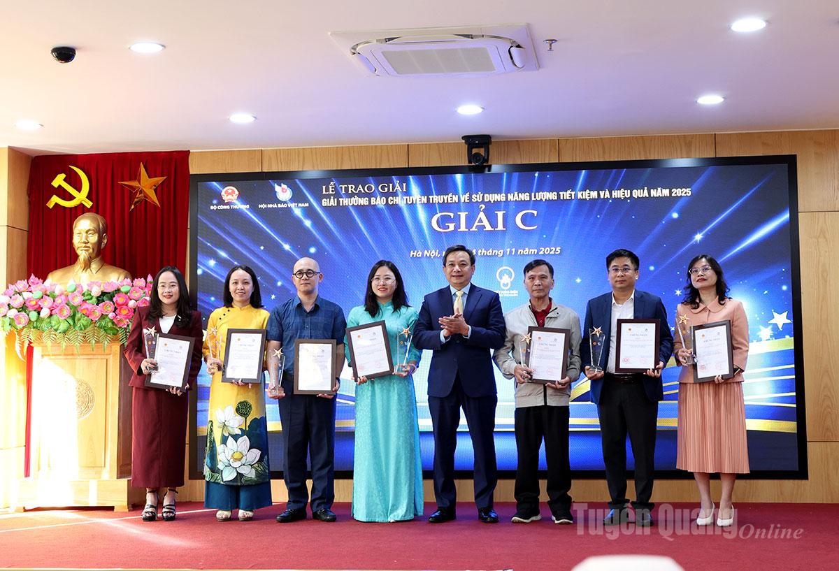Nhóm tác giả Báo Tuyên Quang nhận giải C.