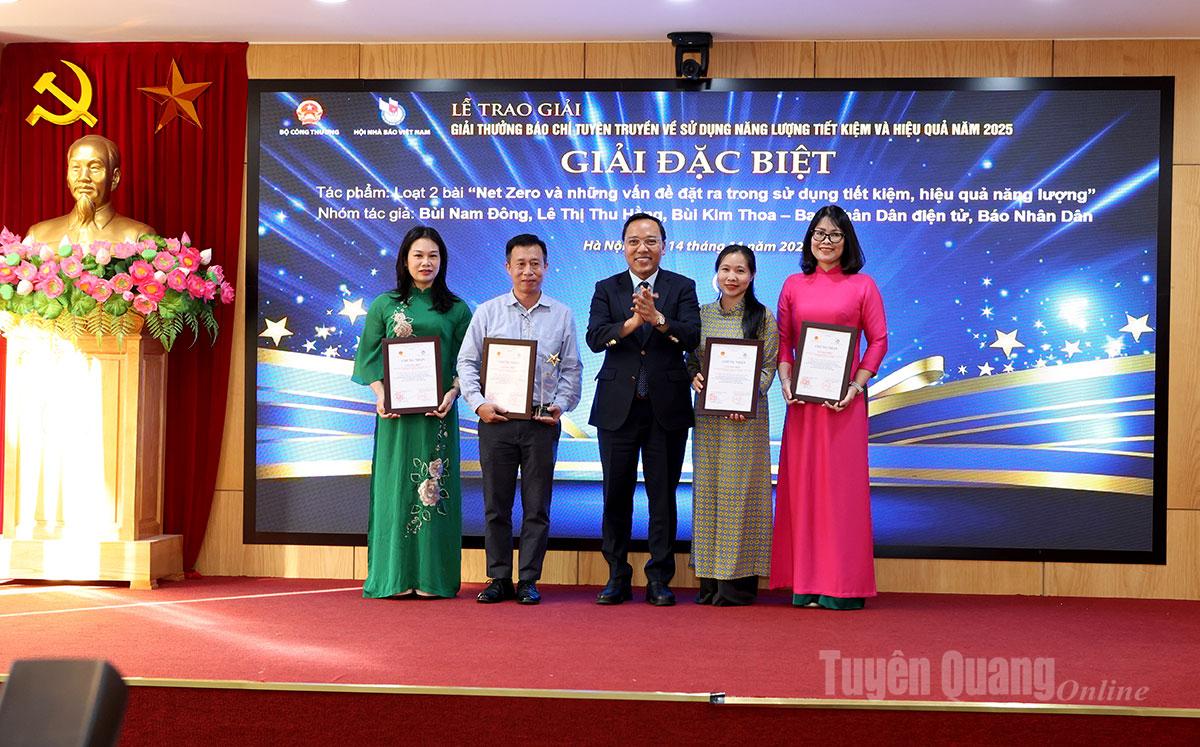 Thứ trưởng Bộ Công thương Nguyễn Hoàng Long trao giải Đặc biệt cho các tác giả đến từ Báo Nhân Dân.