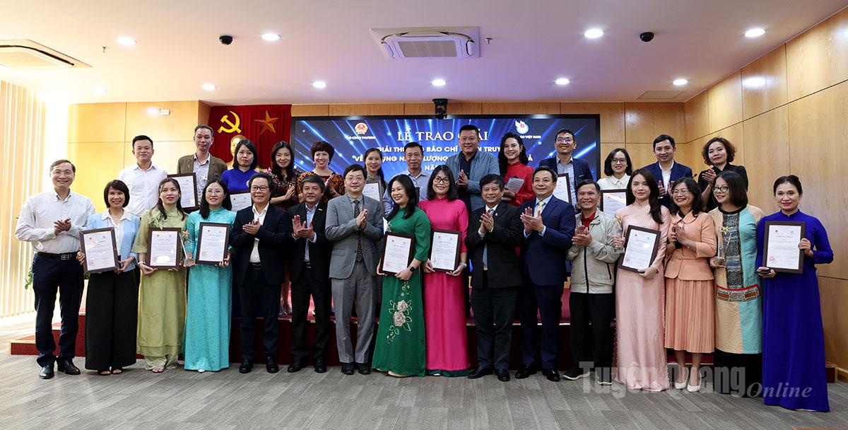 Đại biểu chụp ảnh lưu niệm với các tác giả đoạt giải.