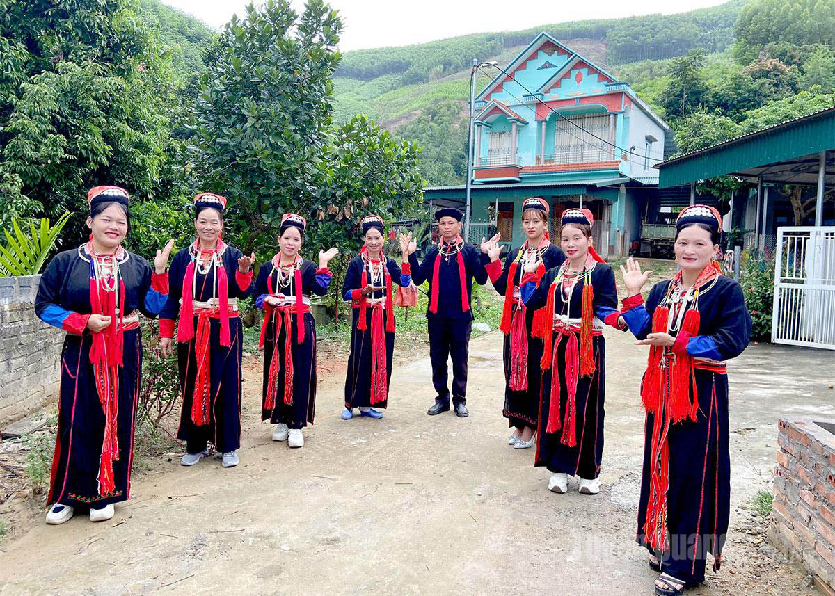 Members of the Club for Preserving the Cultural Identity of the Dao Thanh Y in hamlet 20, Tan Long commune rehearse a folk performance.