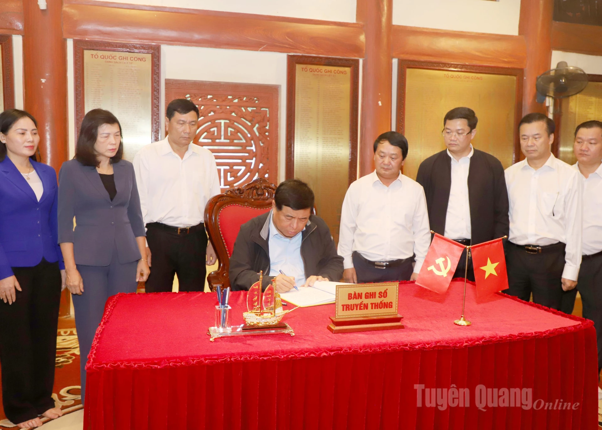 Phó Thủ tướng Chính phủ Nguyễn Chí Dũng ghi Sổ truyền thống tại Nghĩa trang Liệt sỹ Quốc gia Vị Xuyên