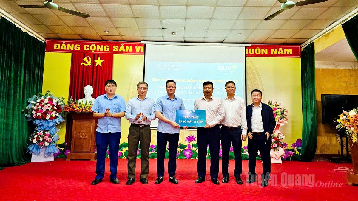 Lãnh đạo BIDV chi nhánh Tuyên Quang đã trao tặng 35 bộ máy tính cho UBND xã Thái Hòa.