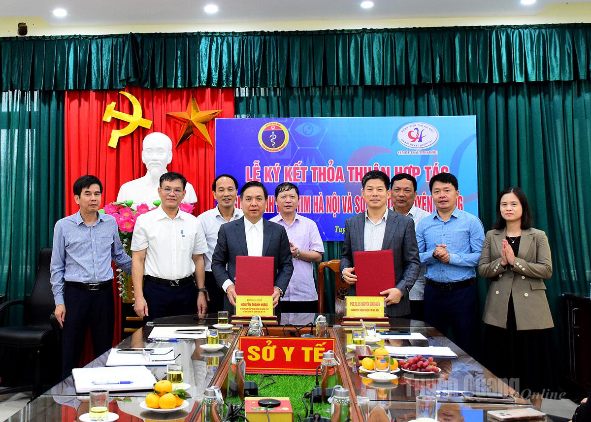 Lãnh đạo Bệnh viện Tim Hà Nội và lãnh đạo Sở Y tế ký kết thoả thuận hợp tác chuyên môn trong lĩnh vực tim mạch.