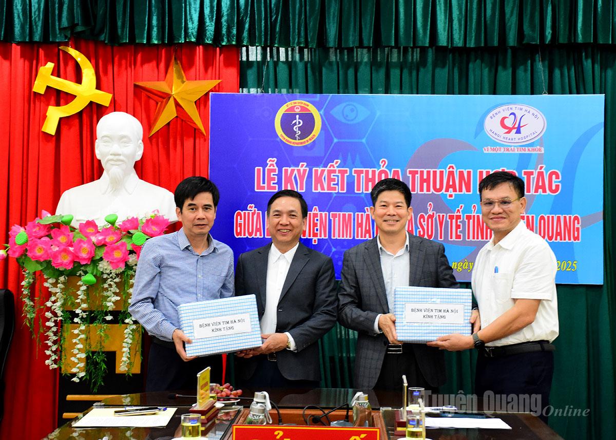 Lãnh đạo Bệnh viện Tim Hà Nội tặng quà cho Bệnh viện Đa khoa tỉnh và Bệnh viện Đa khoa Hà Giang.