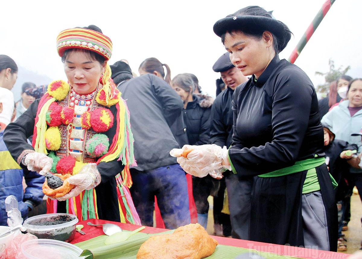 The people of Cao Binh still preserve the traditional practice of making rice cakes.