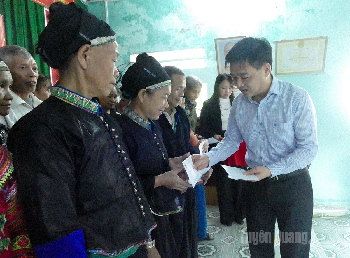 Đồng chí Nguyễn Hưng Vượng, Ủy viên BTV Tỉnh ủy, Chủ nhiệm UBKT Tỉnh ủy tặng quà các gia đình thôn Tân Thắng bị ảnh hưởng do bão số 10, 11.