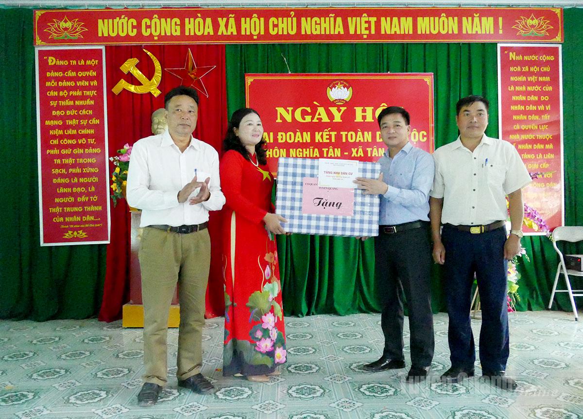 Đồng chí Nguyễn Hưng Vượng, Ủy viên BTV Tỉnh ủy, Chủ nhiệm UBKT Tỉnh ủy tặng quà chúc mừng Ngày hội Đại đoàn kết thôn Nghĩa Tân, xã Tân Quang.