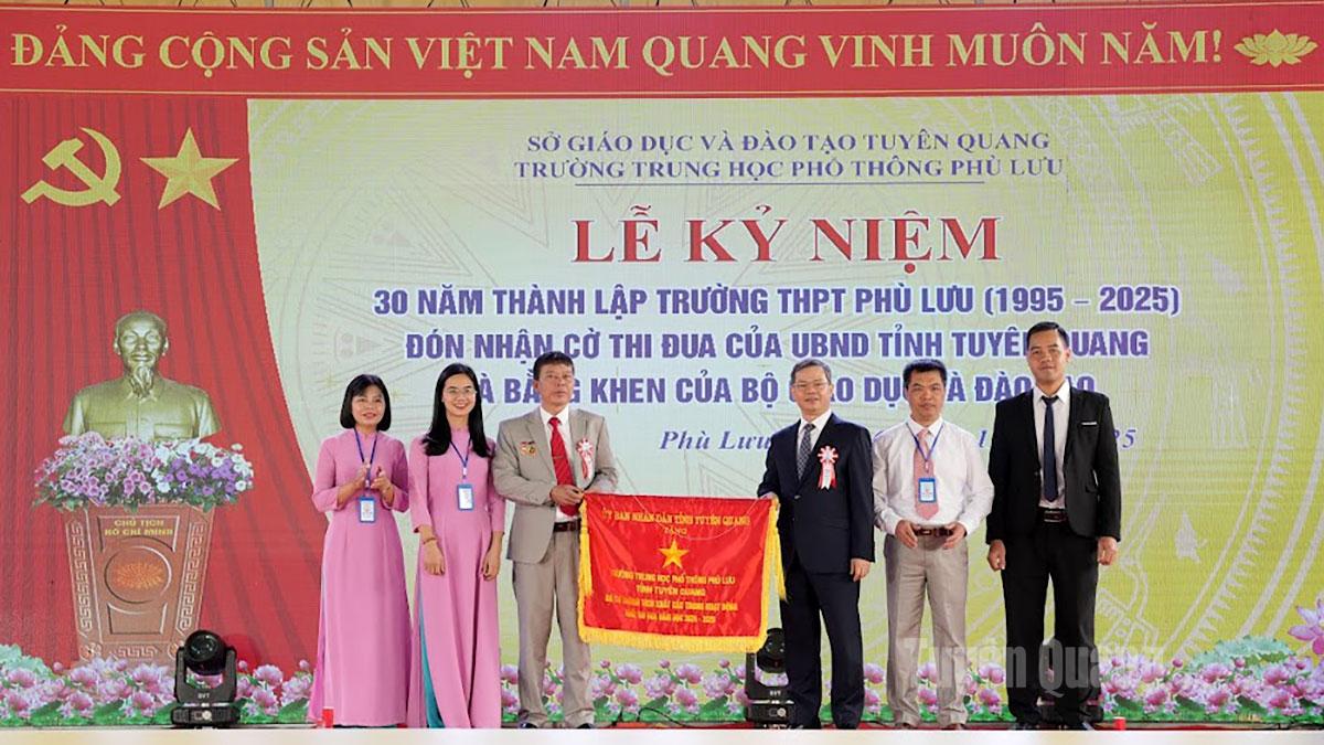 Chủ tịch HĐND tỉnh Nguyễn Văn Sơn dự Lễ kỷ niệm 30 năm Ngày thành lập Trường THPT Phù Lưu