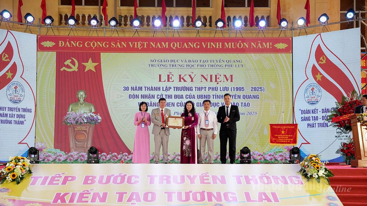 Phó Chủ tịch UBND tỉnh Vương Ngọc Hà tặng Bằng khen của Bộ Giáo dục và Đào tạo cho tập thể Trường THPT Phù Lưu.