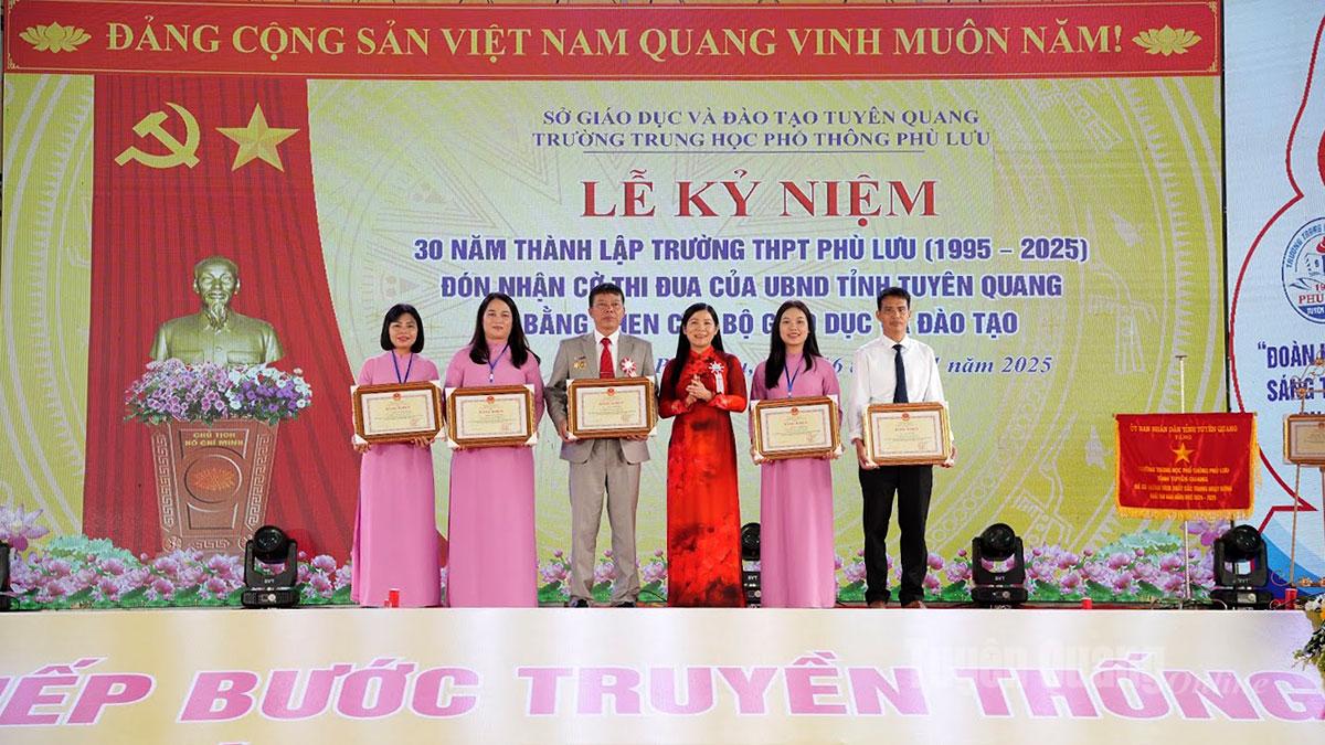 Phó Chủ tịch HĐND tỉnh Lê Thị Thanh Trà tặng Bằng khen của Bộ Giáo dục và Đào tạo cho các cá nhân có thành tích xuất sắc.