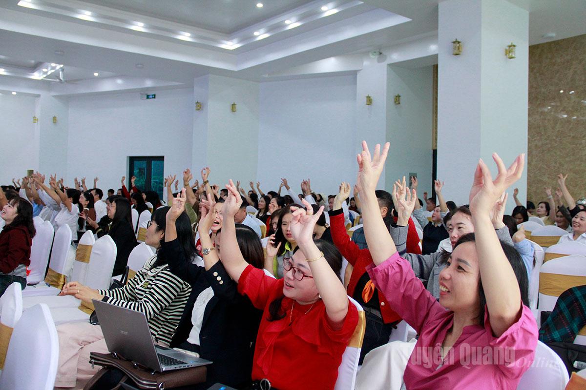 Các nhà quản lý giáo dục hưởng ứng thông tin các chuyên gia chia sẻ tại chương trình.