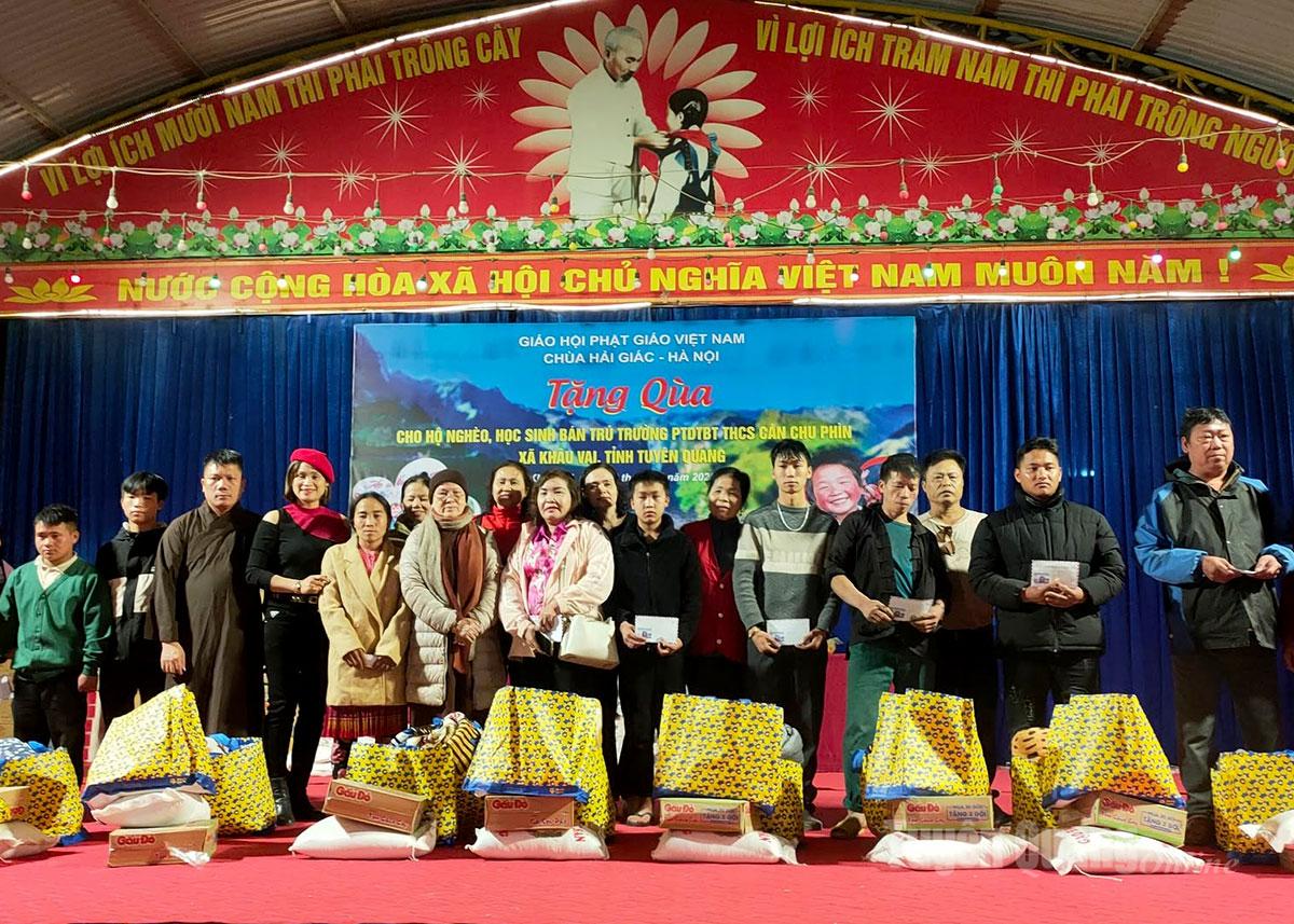 Đại diện đoàn thiện nguyện trao tặng các phần quà cho người dân thôn Sán Sì Lủng.