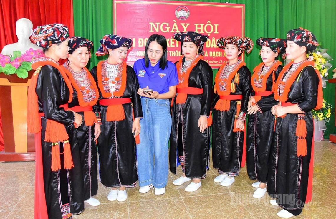 Đồng bào các dân tộc xã Bạch Xa mặc trang phục đẹp nhất đi dự Ngày hội đại đoàn kết.