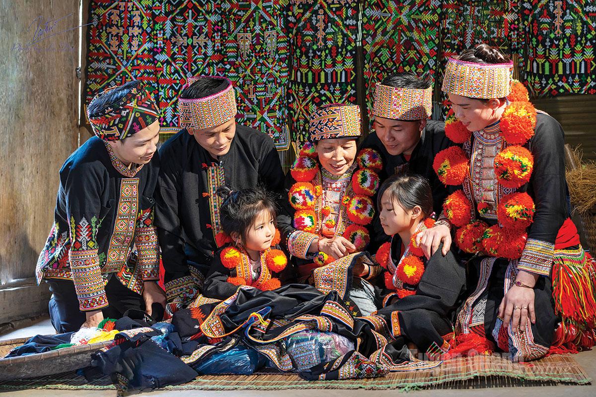    Nghệ thuật trang trí trên trang phục truyền thống của dân tộc Dao đỏ 
Tuyên Quang được công nhận Di sản văn hóa phi vật thể Quốc gia.