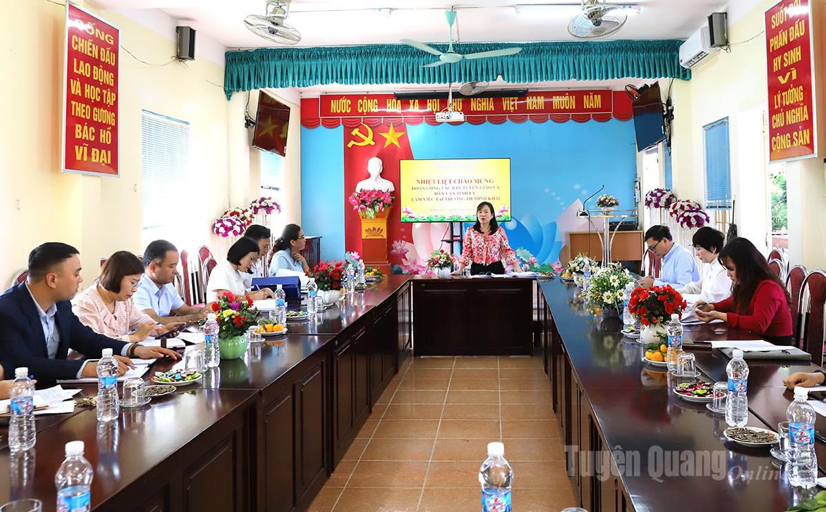 Đồng chí Đặng Ái Xoan, Phó trưởng Ban Tuyên giáo và Dân vận Tỉnh ủy kết luận tại buổi làm việc với phường Hà Giang 2.