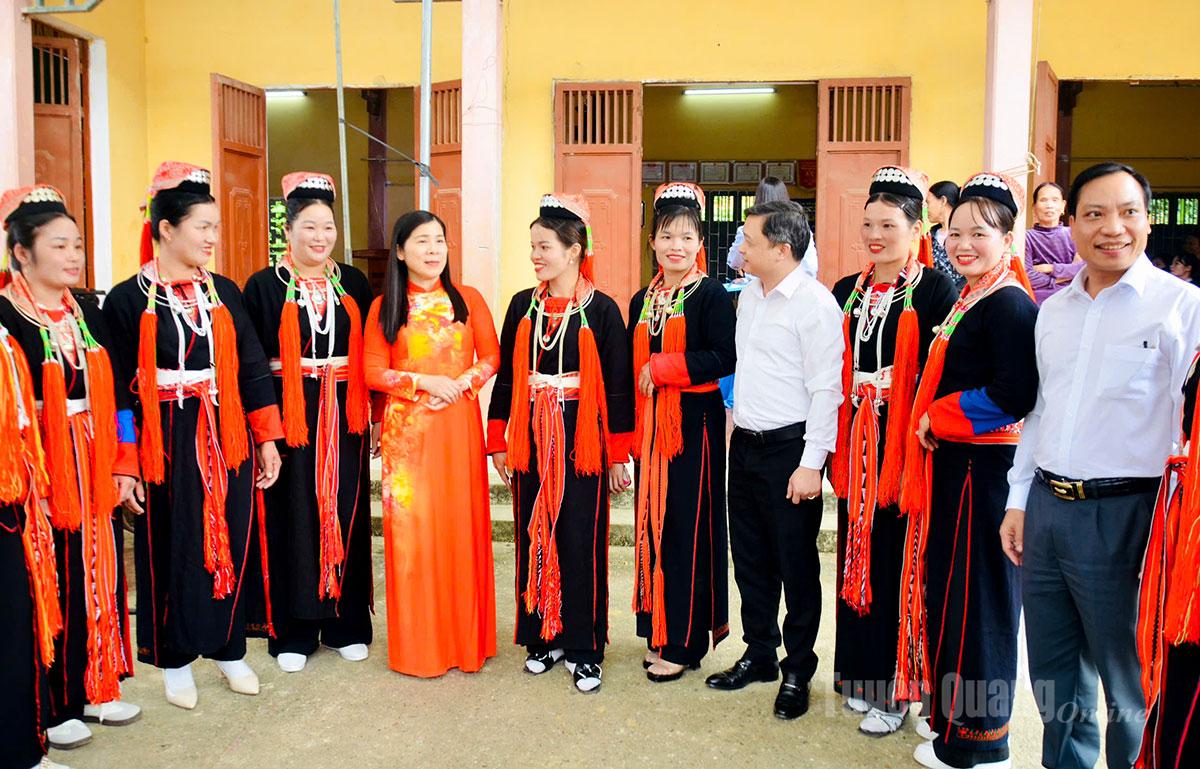 Phó Chủ tịch HĐND tỉnh Lê Thị Thanh Trà trò chuyện với người dân thôn Éo, xã Xuân Vân.