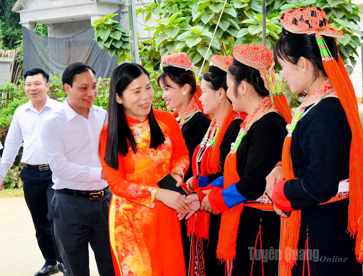 Đồng chí Lê Thị Thanh Trà hỏi thăm phụ nữ Dao thôn Éo, xã Xuân Vân