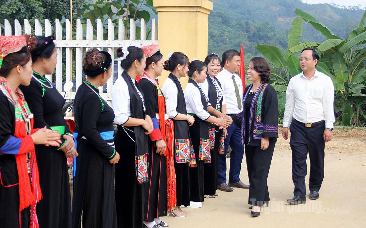 Đồng chi Lý Thị Lan hỏi thăm, chúc mừng bà con nhân dân thôn Đoàn Kết nhân ngày hội Đại đoàn kết toàn dân tộc.