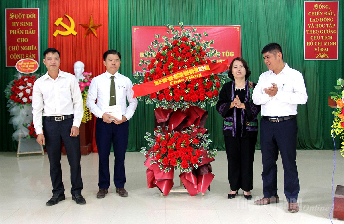 Đồng chí Lý Thị Lan tặng hoa chúc mừng khu dân cư Đoàn Kết, xã Lực Hành.