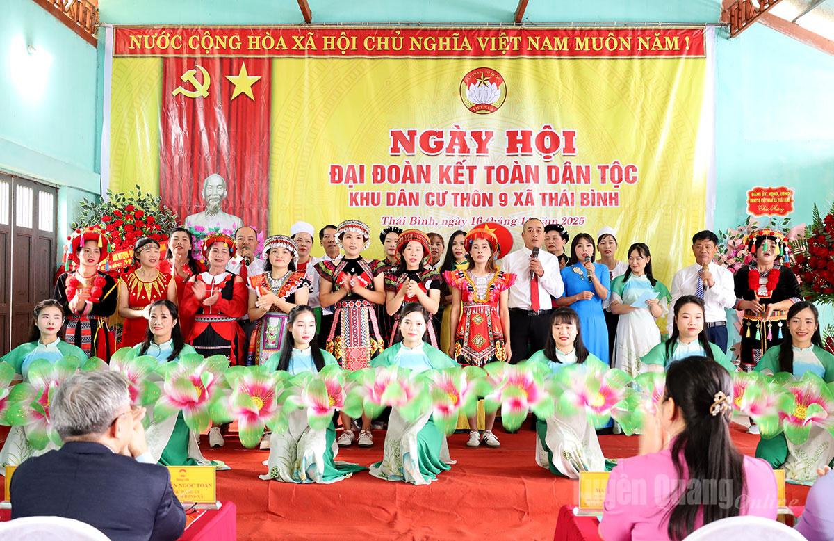 Văn nghệ chào mừng Ngày hội của bà con thôn 9, xã Thái Bình.