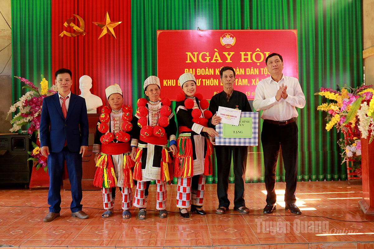 Trưởng ban Nội chính Tỉnh ủy Phùng Tiến Quân tặng quà cho thôn Bản Tàm.